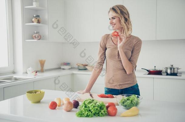 空闲时间迷人的漂亮的甜的高兴的生活方式有卷发的波状的女士采用