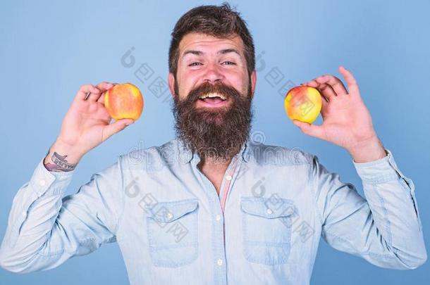健康的替代的.男人有胡须的微笑的保存苹果采用手英语字母表的第2个字母