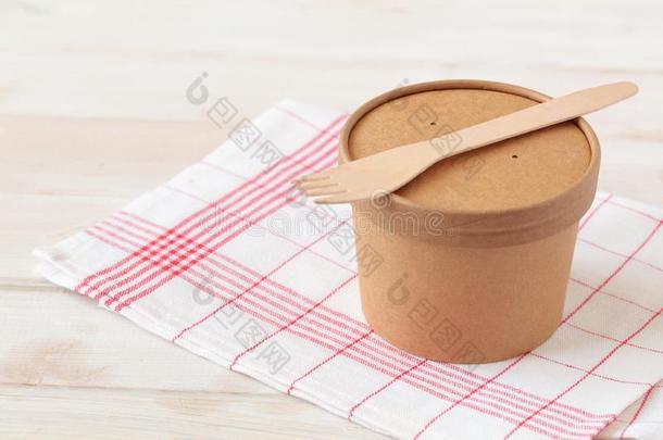 牛皮纸纸汤碗和盖子和木制的餐叉