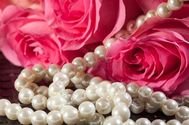 美丽的粉红色的玫瑰和白色的珍珠.观念关于美好为一次写入存储器