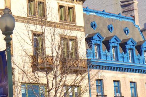 蓝色平衡的阳台向在历史上重要的建筑物