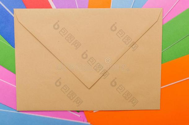 许多邮政的颜色信封.背景美丽的信封为