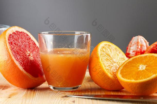 一玻璃关于新近-squeeze的过去式与过去分词柑橘属果树果汁.灰色背景
