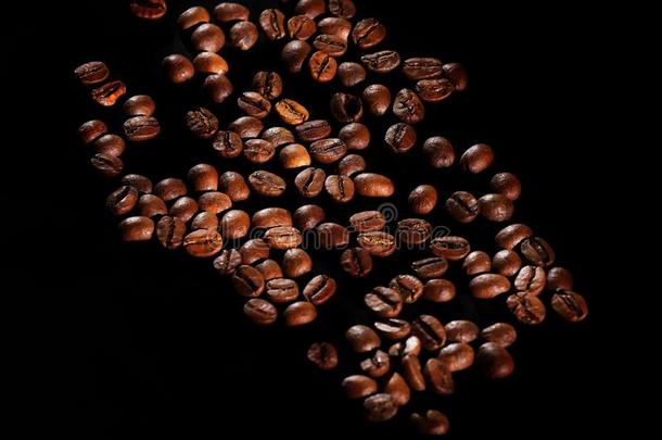 分散的咖啡豆豆.芳香的咖啡豆向指已提到的人表.咖啡豆是（be的三单形式