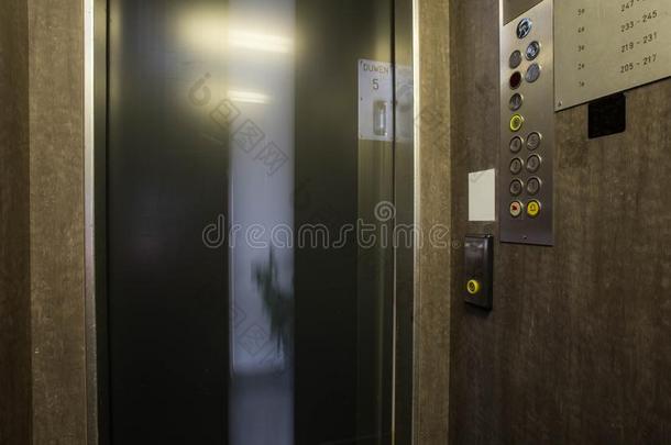 内部关于button的复数采用电梯.里面的指已提到的人电梯地面选择