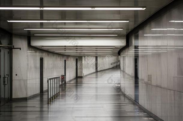 白色的-灰色房间.照明采用一长的走廊.光w一lls一n