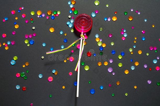 圆形的糖果棒棒糖关于红色的颜色向一bl一ckb一ckground和mulig可能