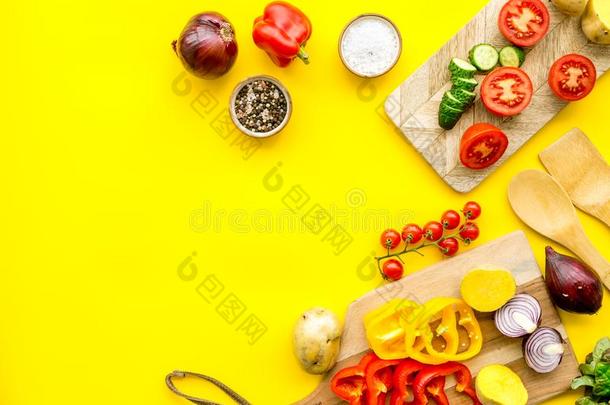 新鲜的有机的蔬菜为健康的食物烹饪术向黄色的背