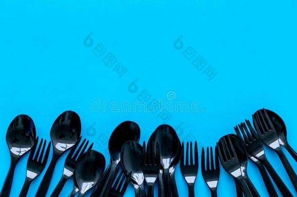 塑料制品利用观念和<strong>扁平</strong>的餐具向蓝色背景顶