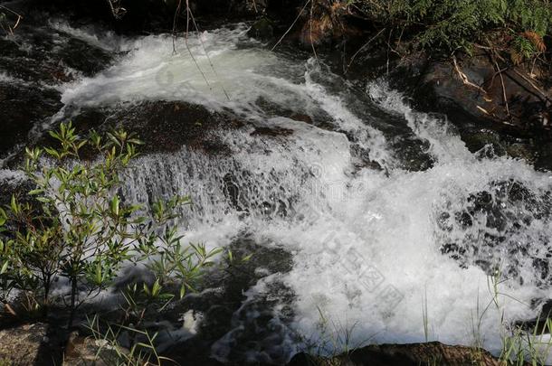 水落下山谷爱背景