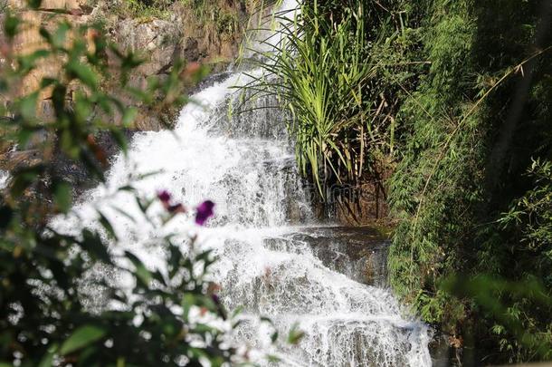 水落下山谷爱背景