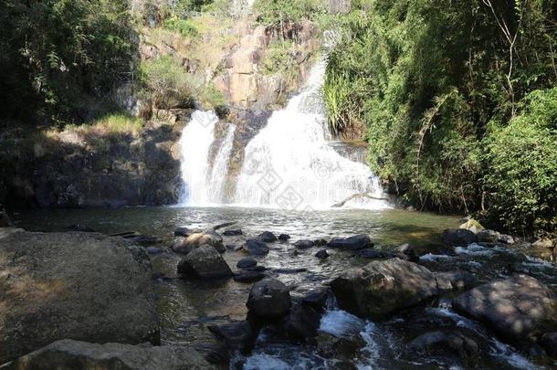 水落下山谷爱背景