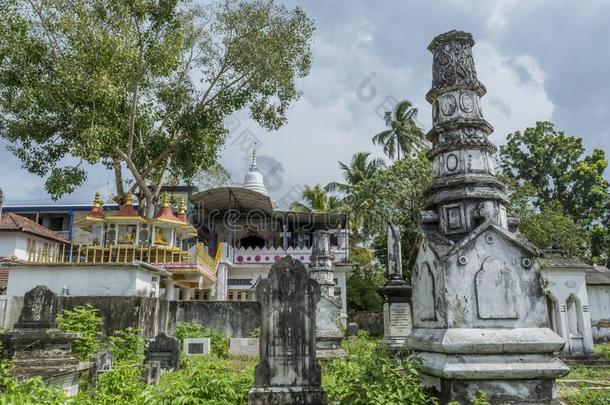 古代的老的墓地在近处佛教的庙和墓碑和英语字母表的第13个字母