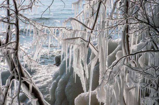 令人惊异的冰柱一起湖密歇根州采用<strong>极端</strong>的寒冷的<strong>天气</strong>