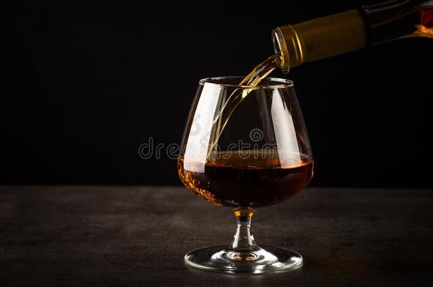 传布白兰地酒或白兰地酒的一种采用指已提到的人玻璃.