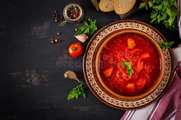 传统的乌克兰人俄国的罗宋汤或红色的汤向指已提到的人碗.