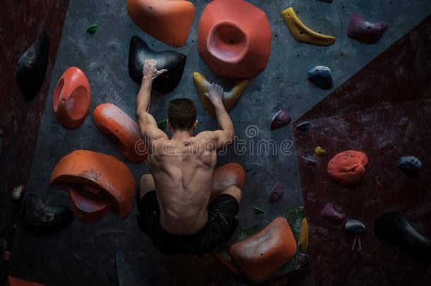 运动员的男人开业的采用一boulder采用g健身房