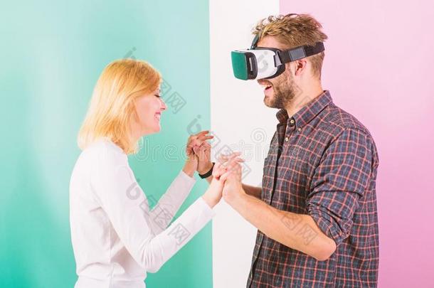 男人VirtualReality虚拟现实眼镜享有磁带录像游戏.最好的赠品永远.男人享有艺术品爱好