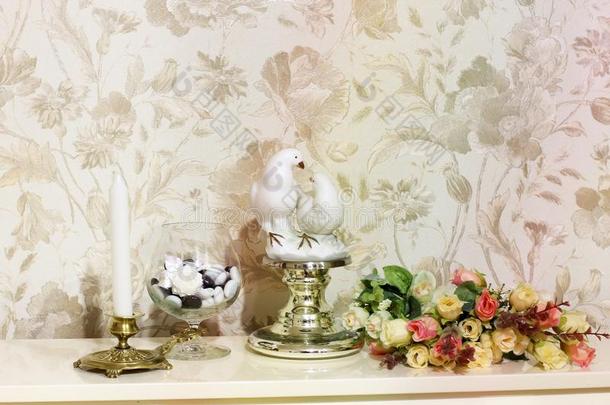 作品.花,烛台和小雕像关于两个鸽子