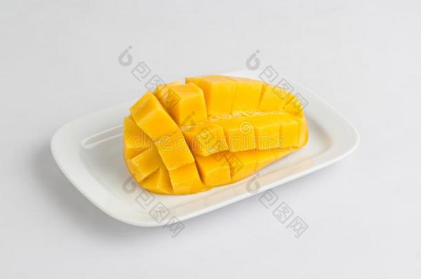 新鲜的芒果刨切的将切成小方块隔离的向白色的