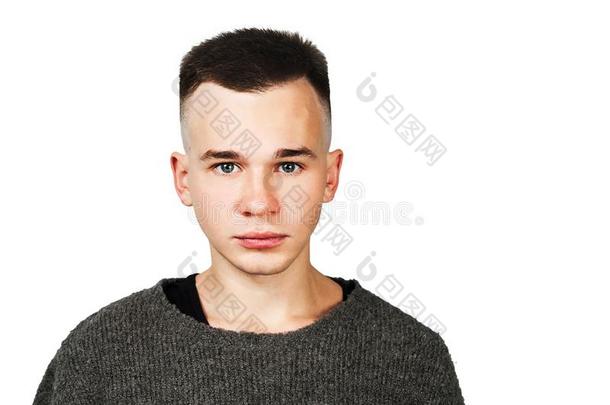 肖像关于白色的扬Young的变体家伙采用灰色毛衣和短的理发,是（be的三单形式