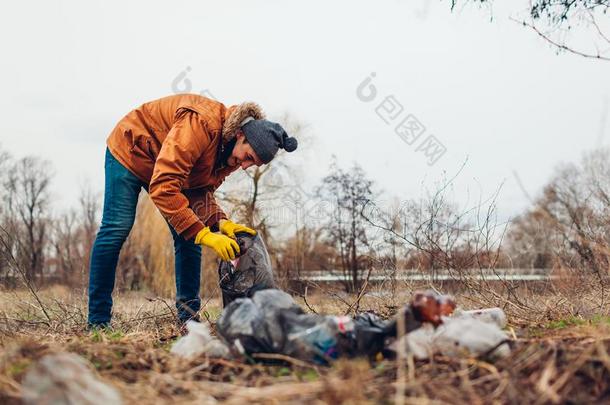 男人<strong>志愿者</strong>清洁在上面指已提到的人垃圾采用公园.Pick采用g在上面垃圾