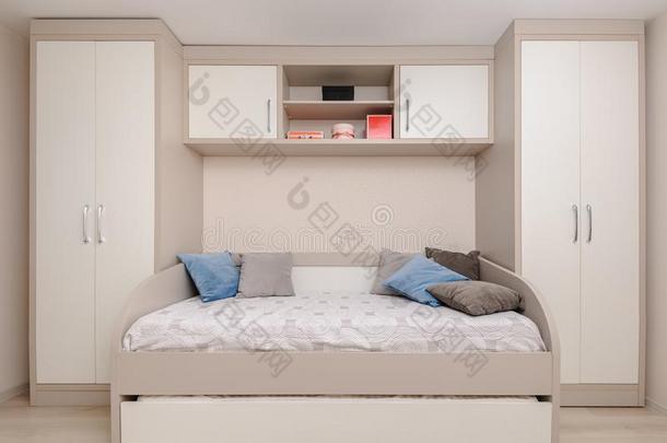 现代的卧室和白色的衣柜和双的<strong>床</strong>