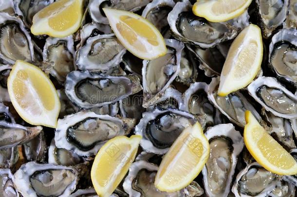 美味的盘子关于法国的牡蛎和部分关于柠檬