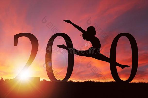 <strong>2020</strong>新的年轮廓关于女孩跳舞在金色的日出