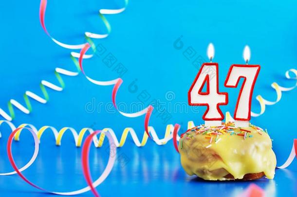 生日关于四十num.<strong>七年</strong>.纸杯蛋糕和白色的燃烧的蜡烛