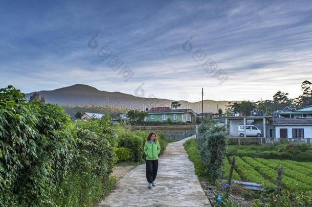 美丽的年幼的欧洲的女孩步行向指已提到的人大街采用感冒