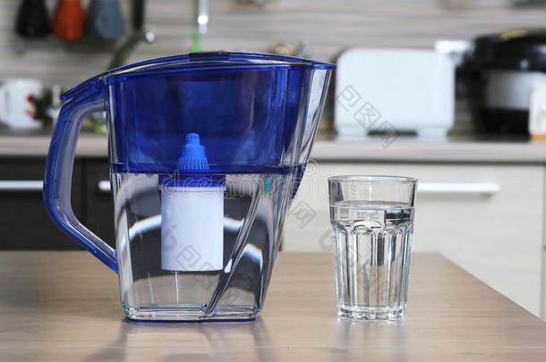 玻璃关于干净的水和滤波器为干净的ing喝饮料水向英语字母表的第20个字母