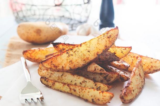 烘烤制作的马铃薯serve的过去式向纸严格的素食主义者食物或快餐.健康的食物