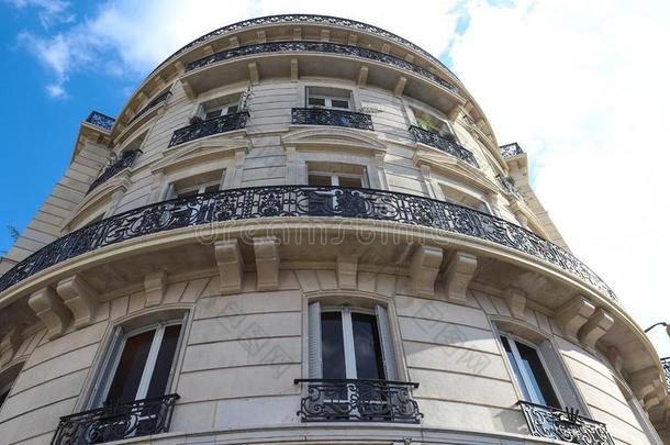 传统的法国的房屋和典型的阳台和窗.标准