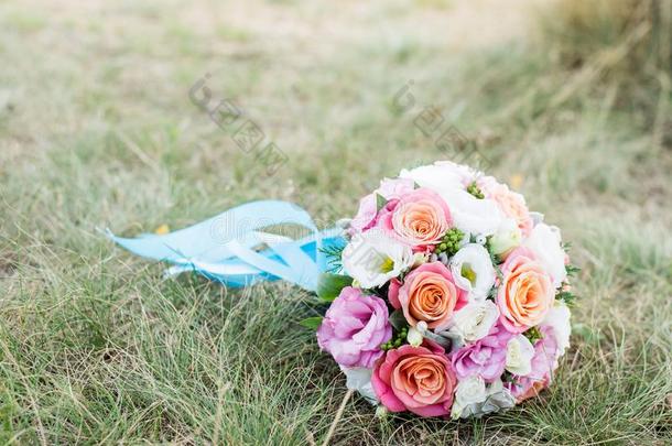 婚礼背景.指已提到的人新娘`英文字母表的第19个字母花束和粉红色的和白色的流