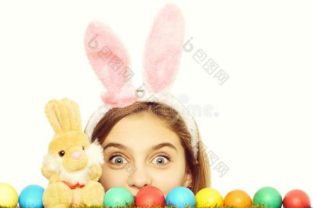 幸福的复活节<strong>女孩</strong>采用<strong>兔子</strong>耳和富有色彩的卵,<strong>兔子</strong>