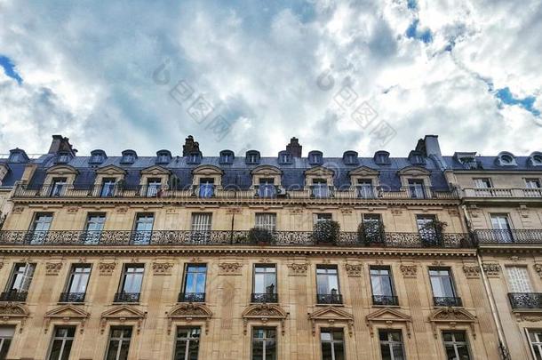 典型的巴黎人建筑物,<strong>你是谁</strong>？建筑学的方式,标准