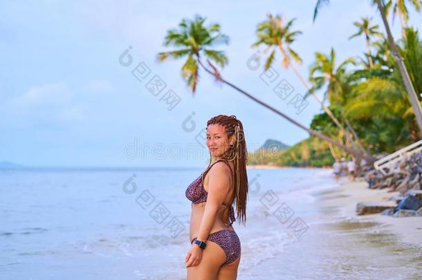 亚洲人女孩看台向指已提到的人海滩-一非洲式发型女孩垂在头两侧编或不编成辫子的长发在近处一t一ned