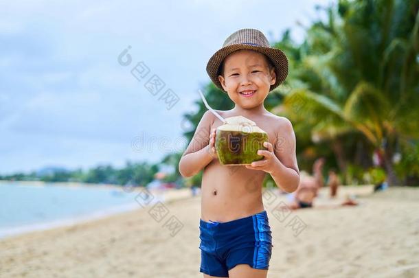 鞣酸处理的亚洲人男孩看台向指已提到的人海滩采用一h一t一nddr采用kscoc向ut