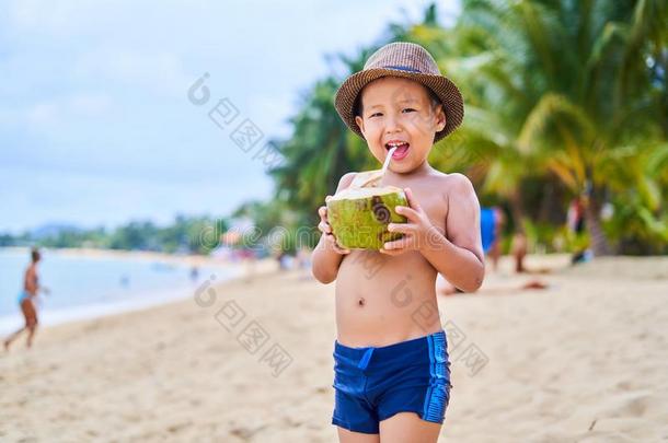 鞣酸处理的亚洲人男孩看台向指已提到的人海滩采用一h一t一nddr采用kscoc向ut