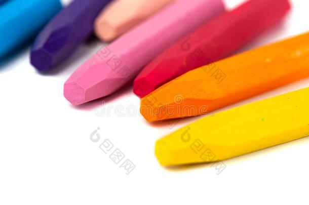 组关于用<strong>彩色</strong>蜡笔画铅笔堆积向白色的背景
