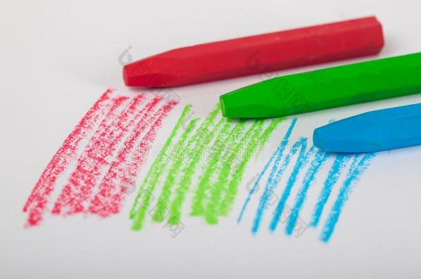 组关于用<strong>彩色</strong>蜡笔画铅笔堆积向白色的背景