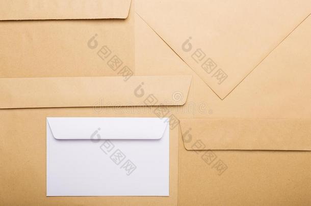 牛皮纸纸信封.白色的纸信封