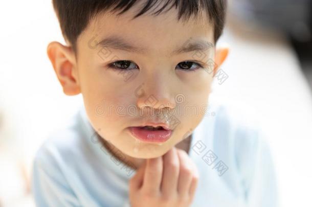 关在上面粘液流动的从鼻子,亚洲人男孩有<strong>一流</strong>鼻涕的鼻子机智