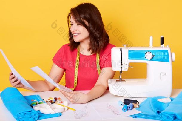 照片关于年幼的有魅力的女人工作的采用工作室,穿着红色的int.安静