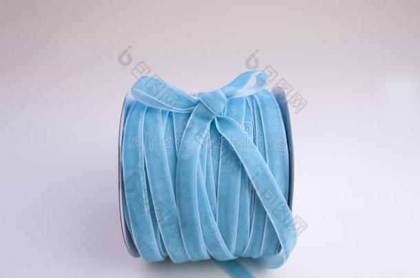 卷轴关于蓝色丝绒带为包装材料礼物和花和一
