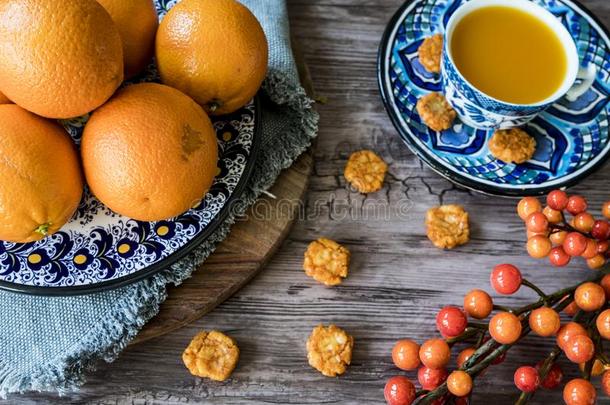 蓝色西班牙的<strong>手工</strong>做的盘子和橙,浆果,<strong>果汁</strong>采用杯子