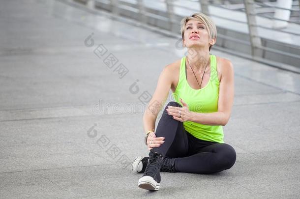 健康年幼的女人跑步伤害腿意外事件关于锻炼锻炼