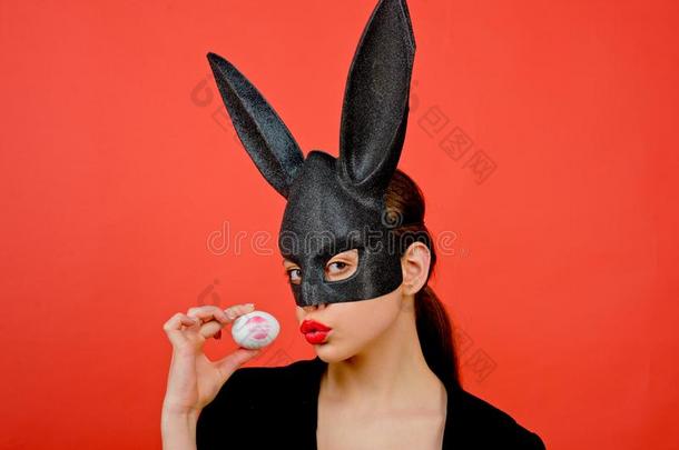 复活节女人.女人兔子,复活节兔子女孩.红色的嘴唇盖印英语字母表的第15个字母
