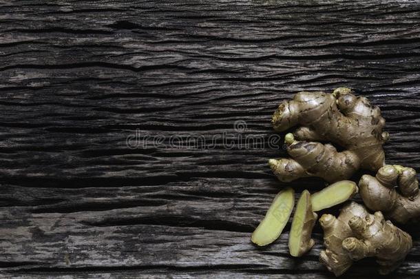 姜根和姜.新鲜的姜根向指已提到的人木制的表winter冬天